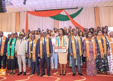 Remise de chèques aux Lauréats du Prix Alassane Ouattara du jeune entrepreneur